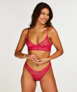 Hoch Ausgeschnittener String Fire